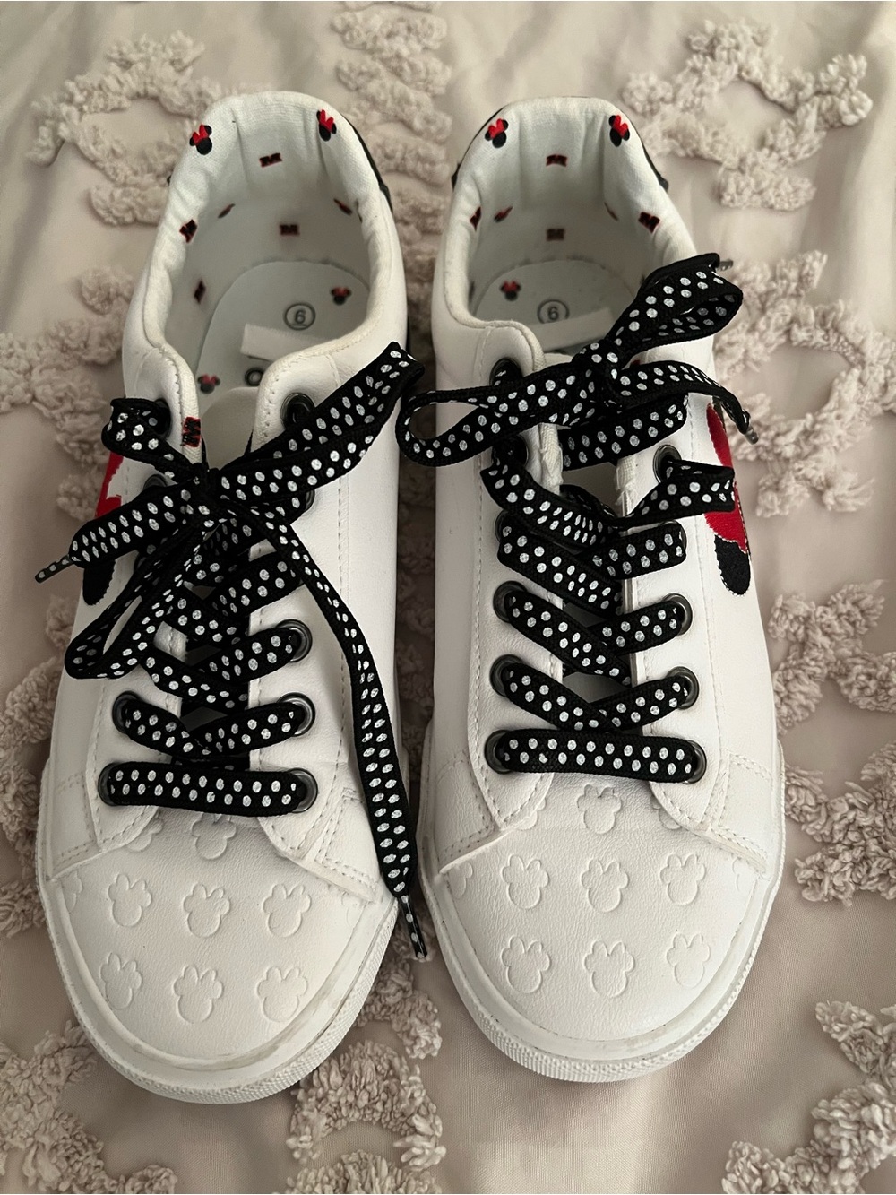 Ground Up Store Ladies Disney Minnie Mouse White Canvas Low Top Sneakers sz 6